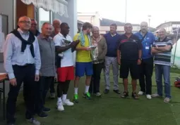 Un momento della premiazione: i finalisti con l’assessore allo Sport Gian Franco Ferrrero, il presidente del T.C. Busca, Gimmy Flego, i dirigenti  Remo Dasio ed Enzo Franzini e i rappresentanti dei circoli del Circuito del Marchesato